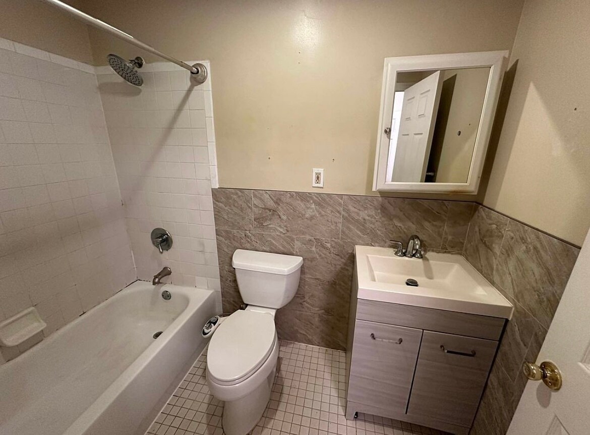 Building Photo - 386B Chauncey St