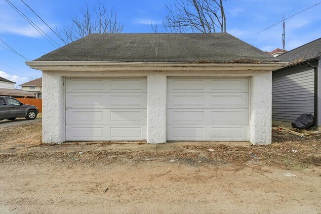 Building Photo - 522 Kelton Ave