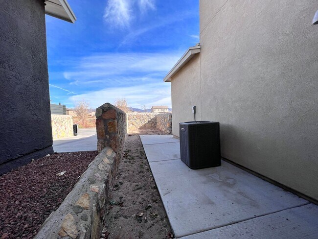 Building Photo - Upper Valley 3 Bedroom 2.5 Bath Townhome