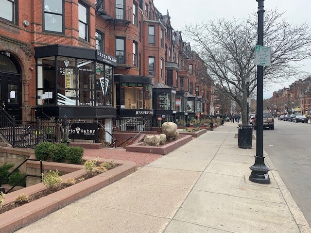 Newbury St - 220 Newbury St