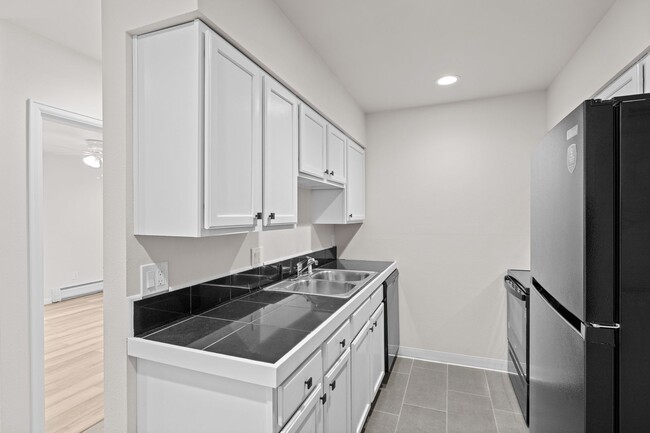 Building Photo - Newly Renovated Condo!