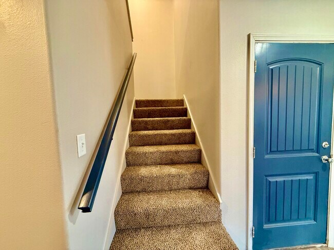 Building Photo - 909 Manchester Ct