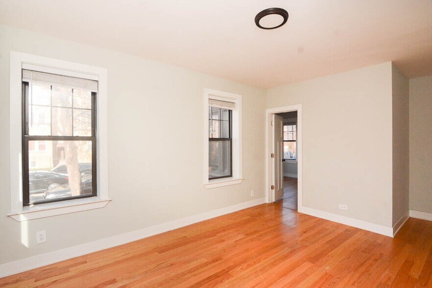 Building Photo - 4242 N Wolcott Ave