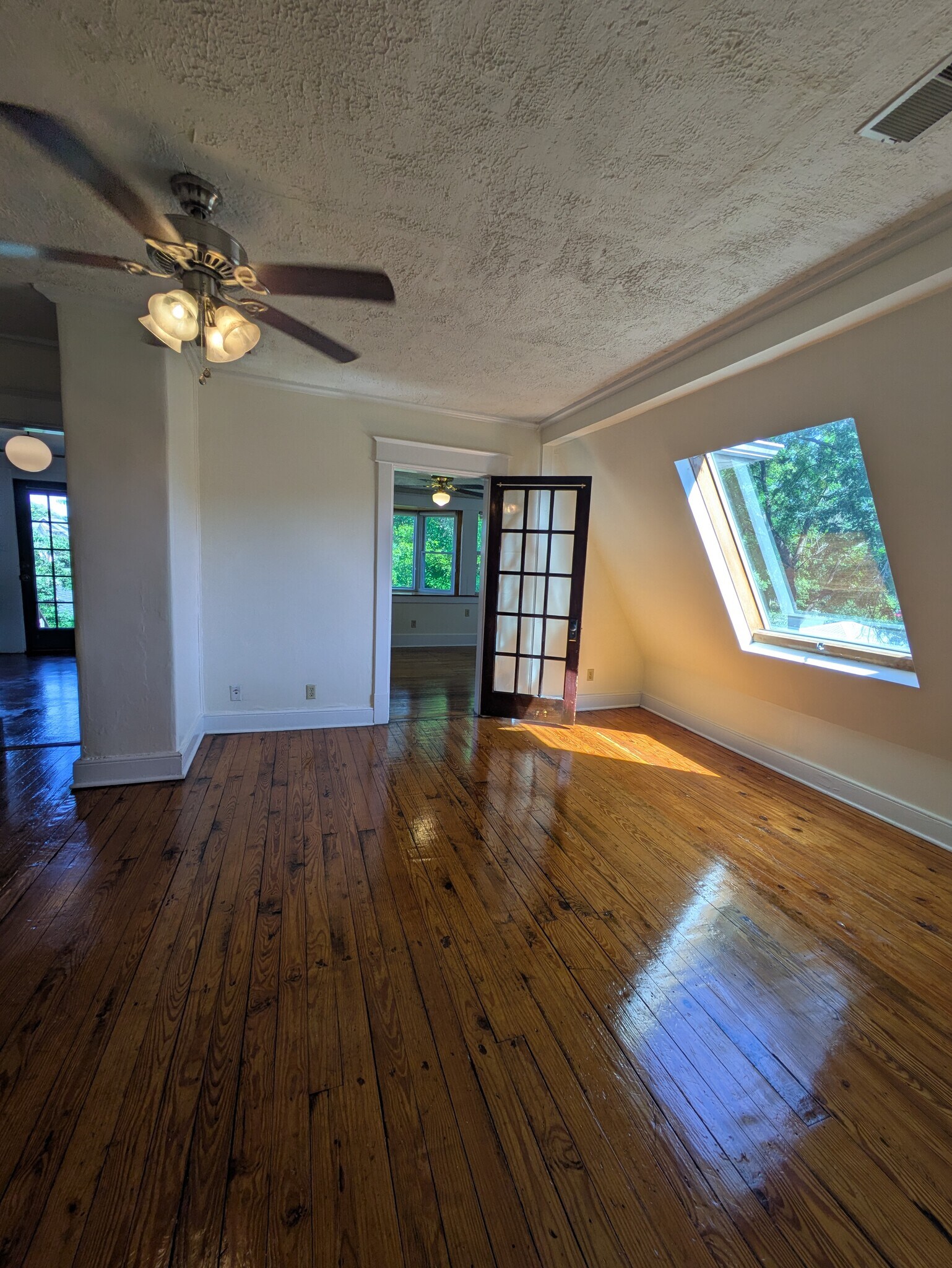 Living - 1703 S Preston St
