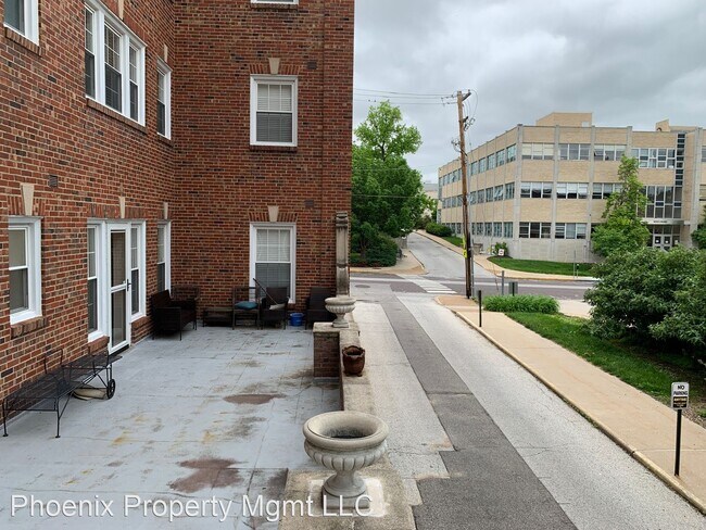 Primary Photo - 1001 University Ave
