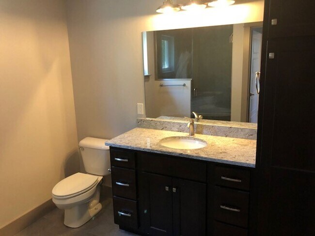 Building Photo - Beautiful Well Lit Four Corners Condo