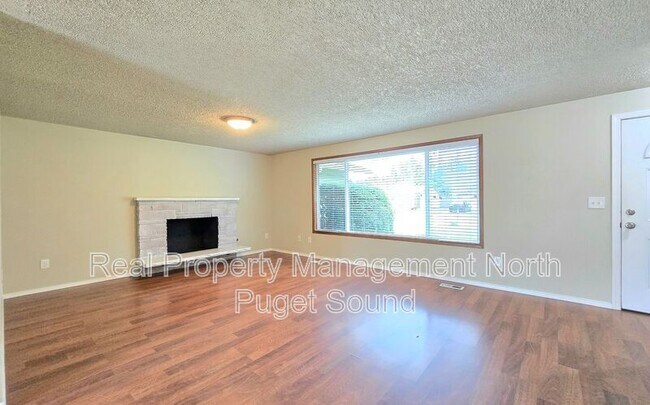 Building Photo - 8432 45th Dr NE