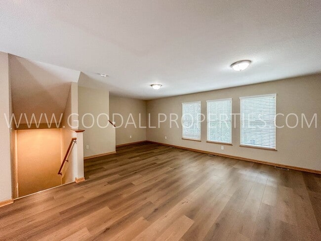 Building Photo - 2 Bedroom, 2.5 Bath Townhome in Urbandale with 2 car attached garage!