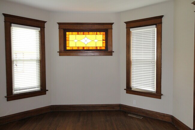 Building Photo - HUGE Historic Home with amazing fenced in yard and golf course views!