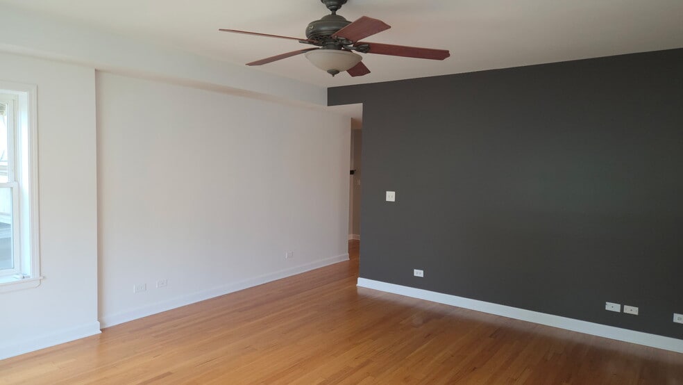 Living room - 3318 N Keystone Ave
