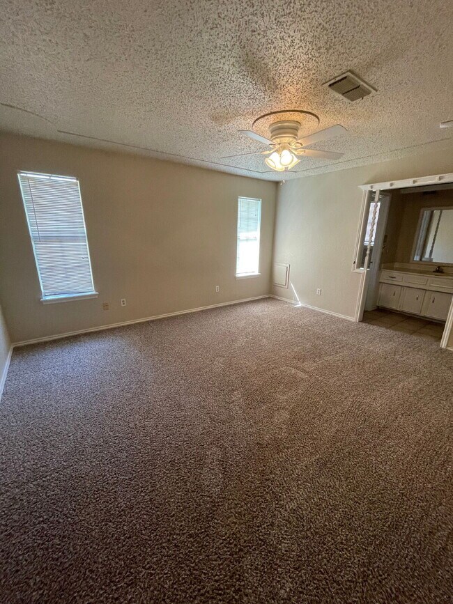 Building Photo - House Located Between Two Parks & Near Mov...