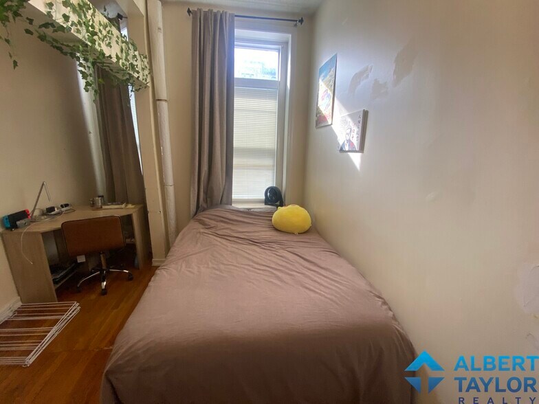 Building Photo - 466 Park Dr