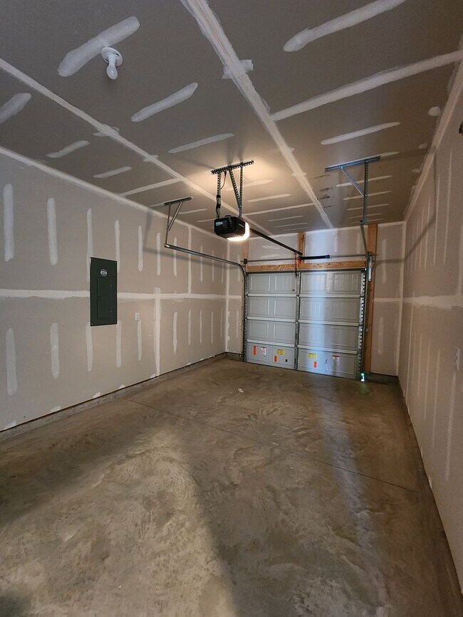 Building Photo - **6 Month Lease** Hendersonville Rental!