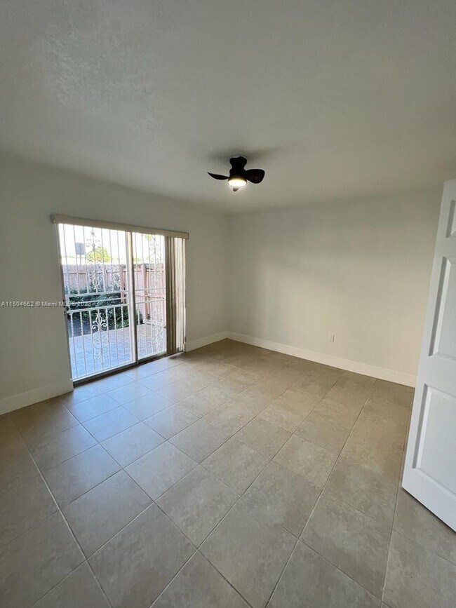 Building Photo - 810 SW 105th Ave