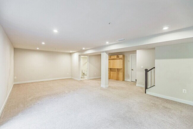 Building Photo - 8327 Legacy Cir E