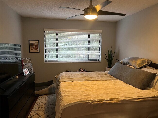 Building Photo - 15525 N Miami Lakeway