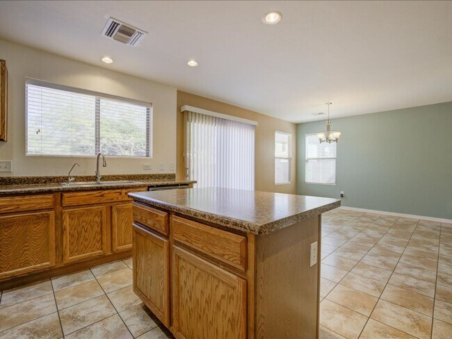 Building Photo - 3 Bedroom 2.5 Bathroom