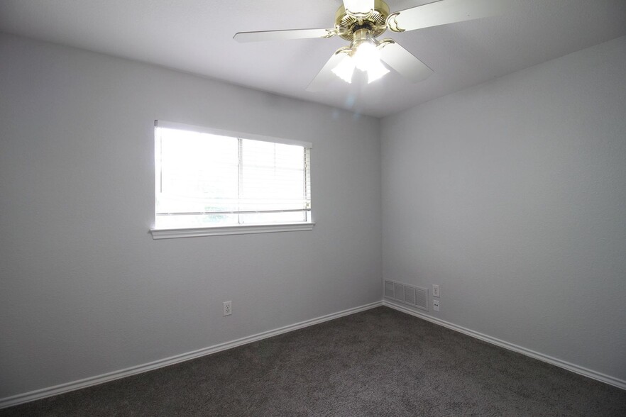 Building Photo - 8435 Creekside Cir