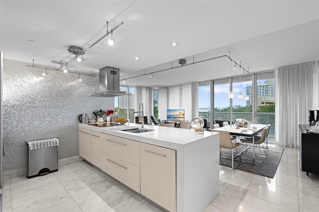 Building Photo - 495 Brickell Ave