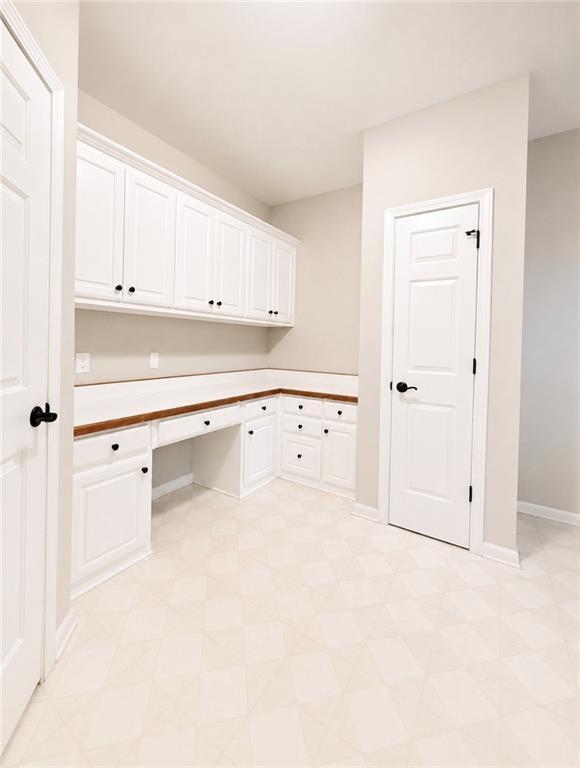Building Photo - 3235 Bentwood Close