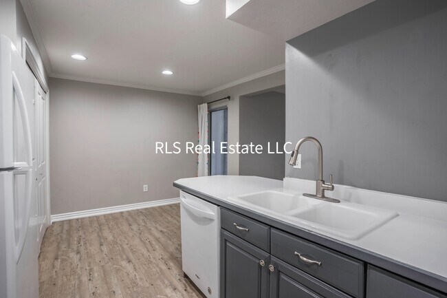 Building Photo - 1547 N Riverside Ave