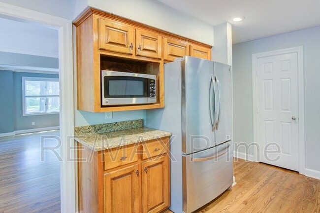 Building Photo - 1229 Llewellyn Ave