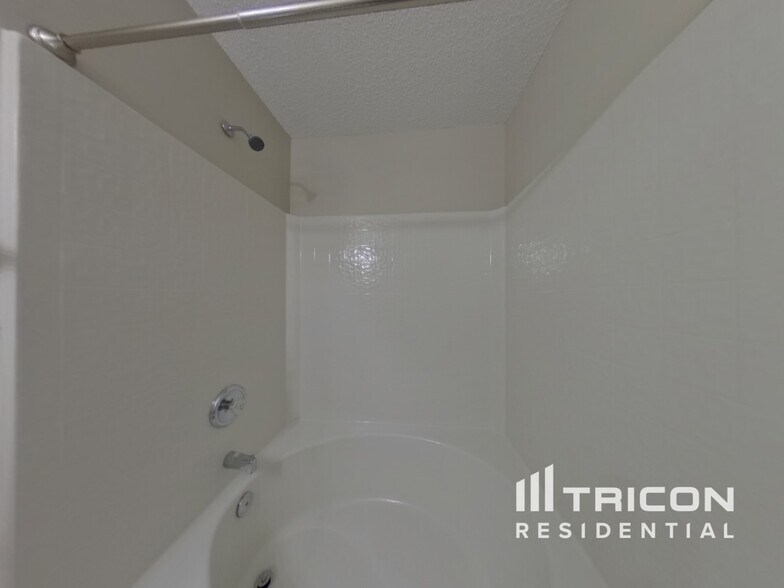 Building Photo - 2918 Brekonridge Centre Dr