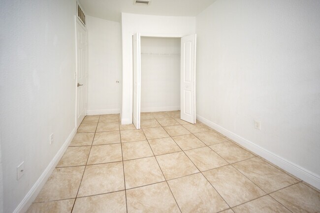 Building Photo - Gated Club Cortile 3/2 Condo 1st-Floor In-Unit Laundry