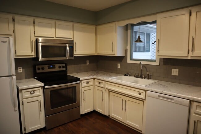 Building Photo - Duplex in Post Falls