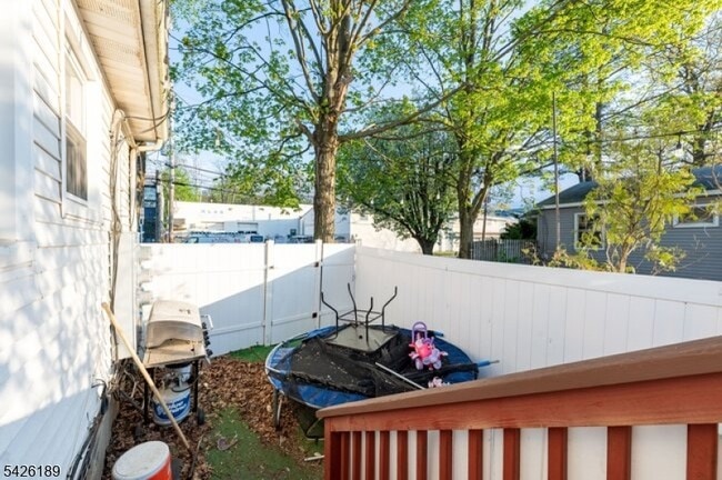 Building Photo - 47 River Rd