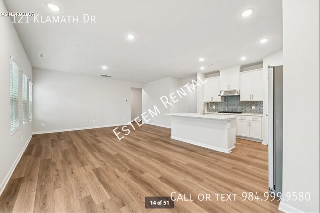 Building Photo - 121 Klamath Dr