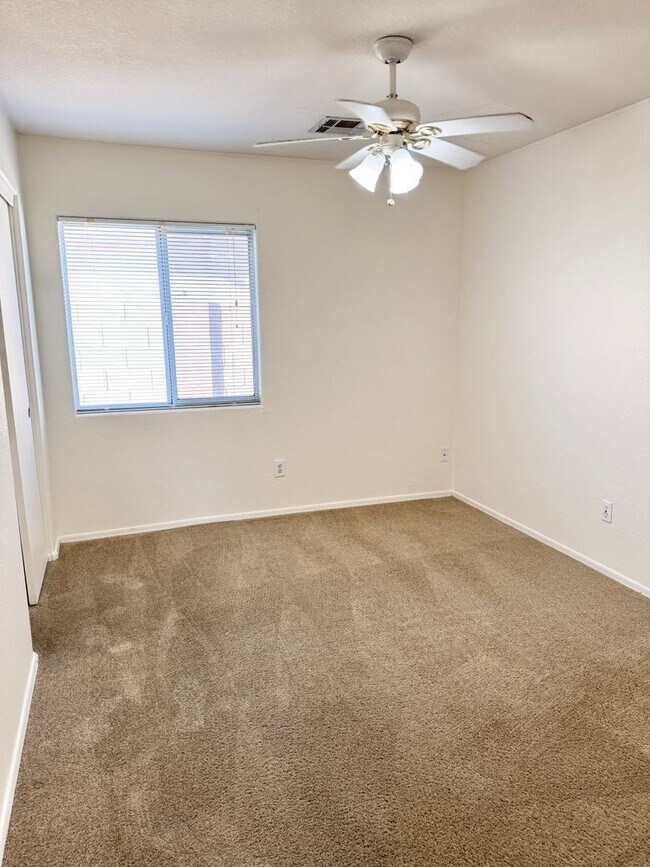 Building Photo - 3 Bedroom 2 Bath Single Level Home In Peor...