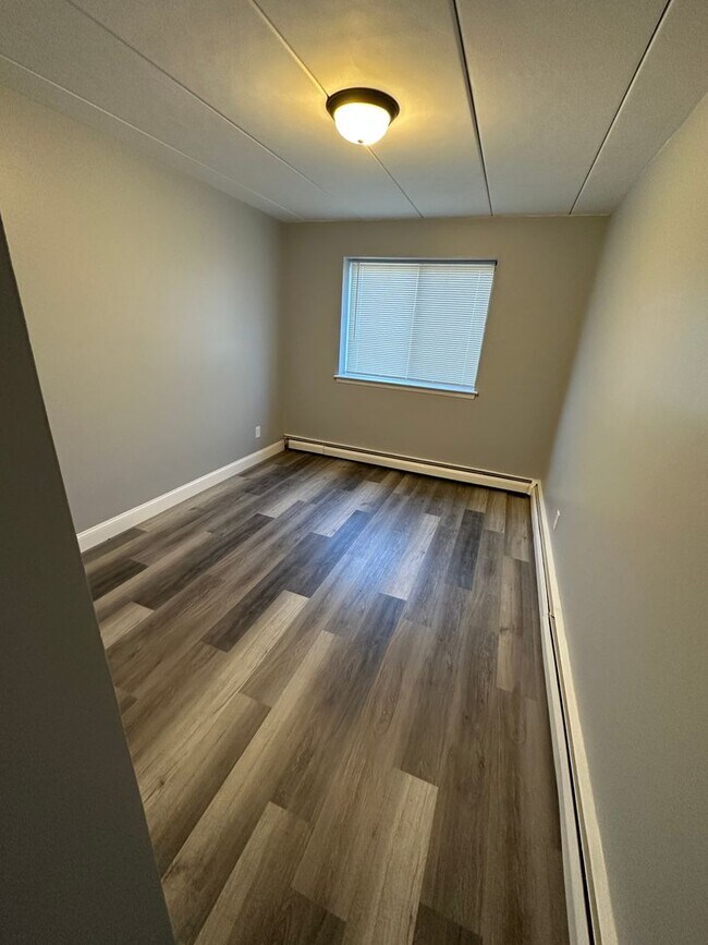 Building Photo - Remodeled Meadowood Condo Unit  3 beds 2 full baths (heat, water, sewer included great value)