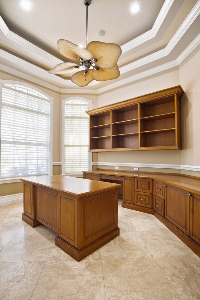 Building Photo - ** OAKES ESTATES ** 4 BED + DEN / 3.5 BATH...