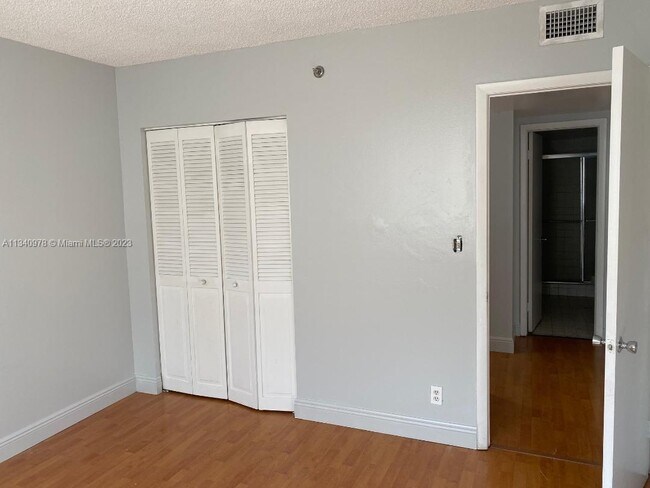 Building Photo - 901 Hillcrest Dr