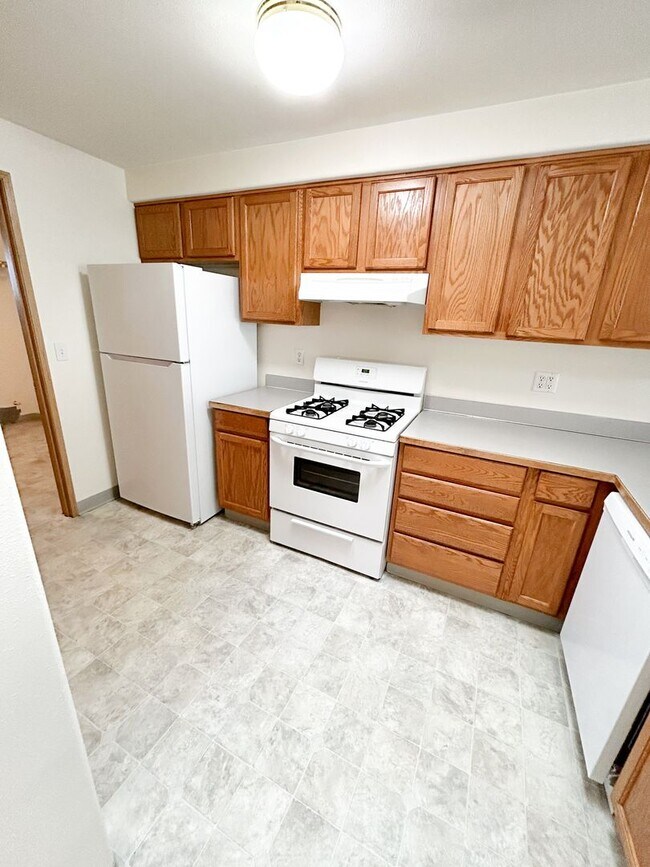 Building Photo - 5548 - 5550