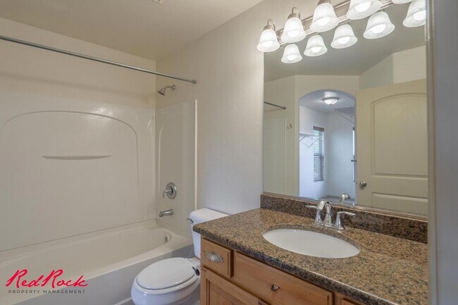 Building Photo - 3 Bedroom Townhome In Fossil Hills!