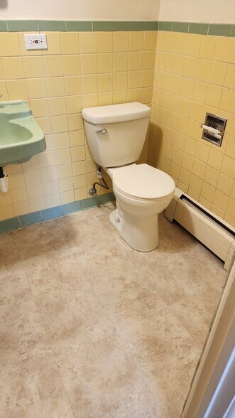 Building Photo - 925 S Washington St