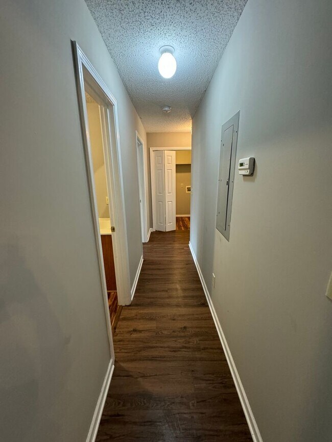 Building Photo - 10A Woodcreek Way SW