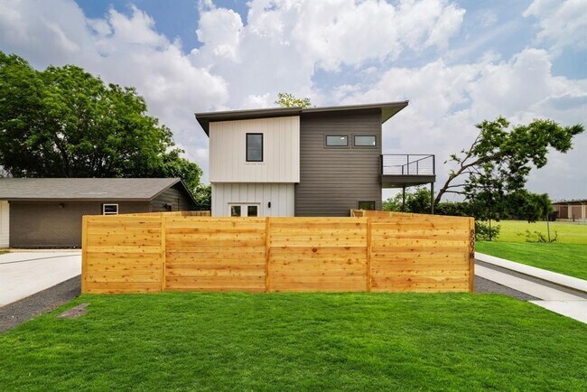 Building Photo - 8507 Hathaway Dr
