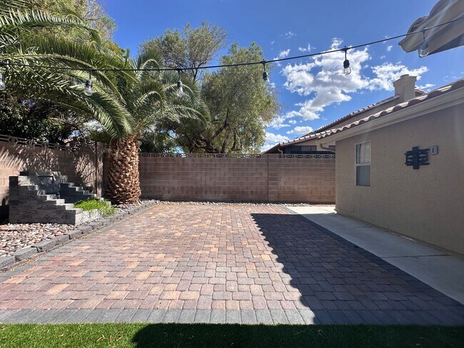 Building Photo - UPGRADED SINGLE STORY HOME WITH 4 BEDS, 2....