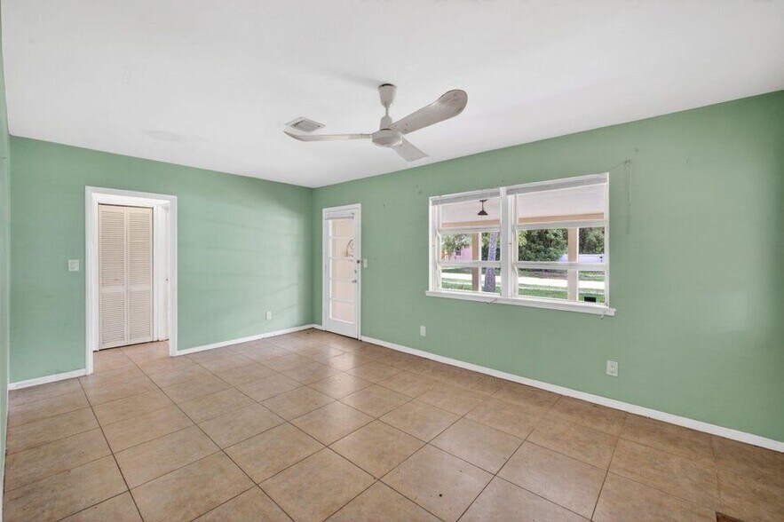 Building Photo - 841 SW 18th Ct