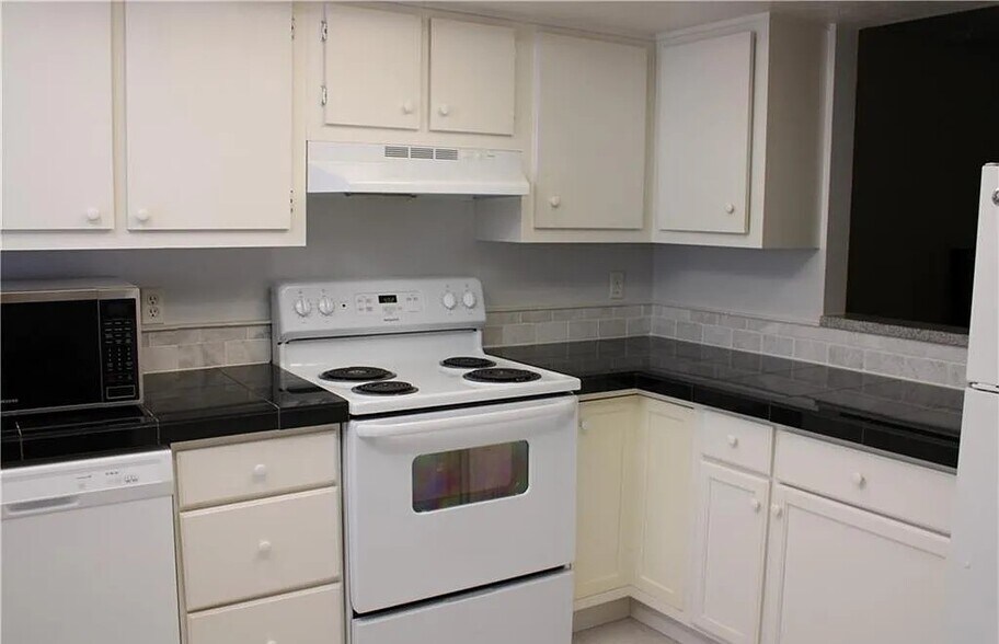 Building Photo - 203 SE 15th Pl