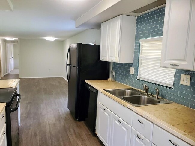 Building Photo - 3532 Lazy Lake Dr N