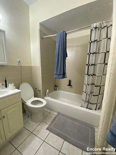 Building Photo - 879 Beacon St