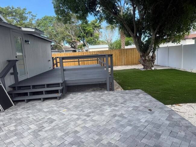 Building Photo - Updated Costal - Style home