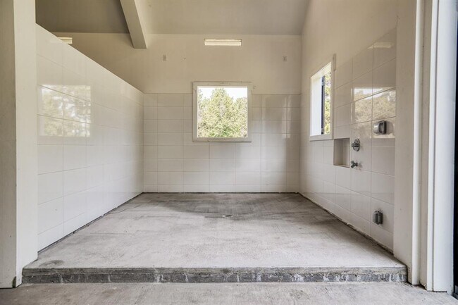 Building Photo - 9879 Stubbs Rd