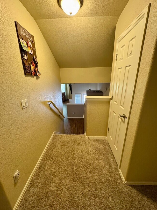 Building Photo - Lovely 3 bedroom/3 car tandem garage home ...