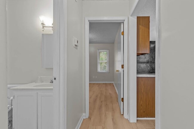 Building Photo - Newly renovated 2 bedroom 1 bathroom duplex