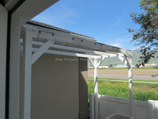 Building Photo - 2 br with bonus room!  beautiful townhouse end unit, available in April! Pet Friendly..